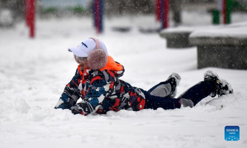 A kid plays in the snow at a park in north China's Tianjin, Nov. 7, 2021.Photo:Xinhua
