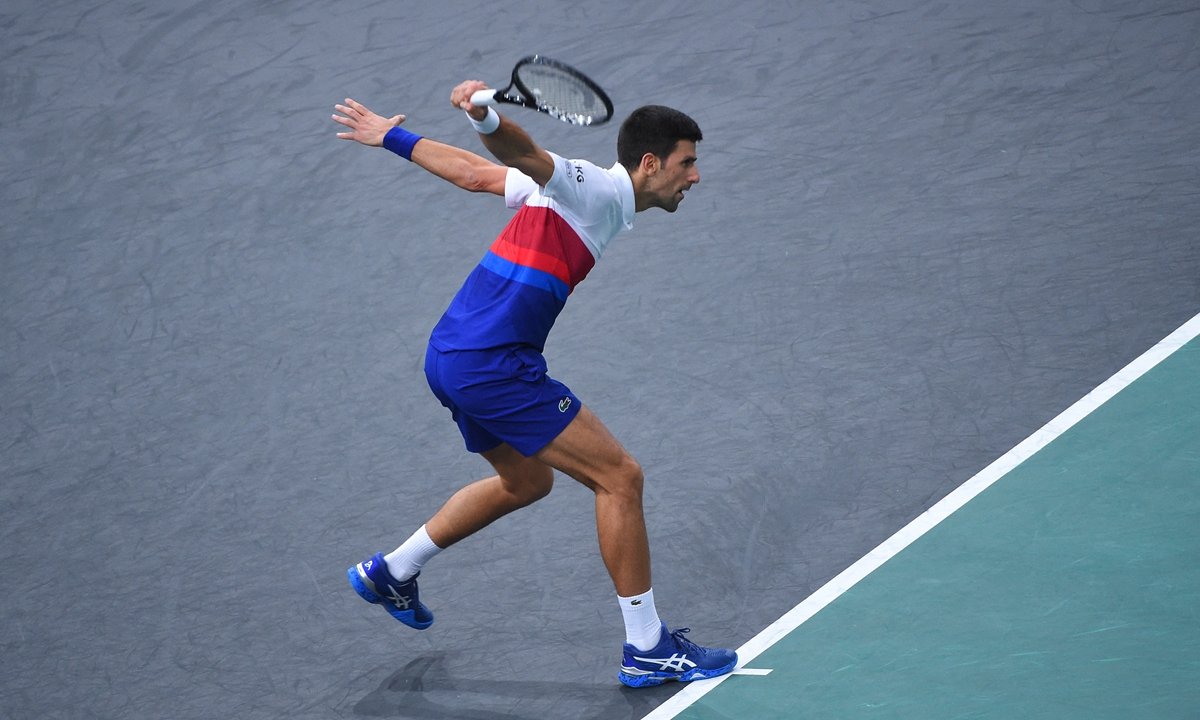 Novak Djokovic returns the ball to Daniil Medvedev on Sunday in Paris. Photo: VCG

