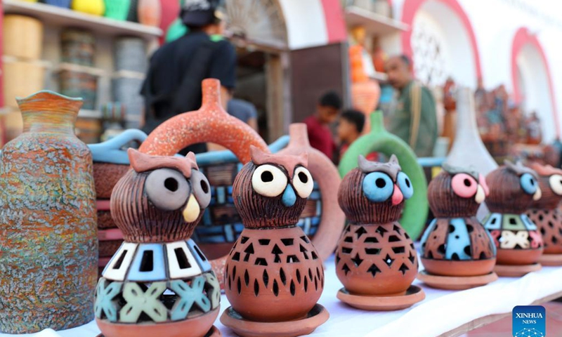 Photo shows colored pottery handicrafts displayed during a pottery exhibition held at Fustat Pottery Village in Cairo, Egypt, Nov. 6, 2021. A two-day pottery exhibition opened on Saturday at the Fustat Pottery Village, with the aim of publicizing traditional Egyptian pottery cultures and reviving pottery industry. Photo: Xinhua