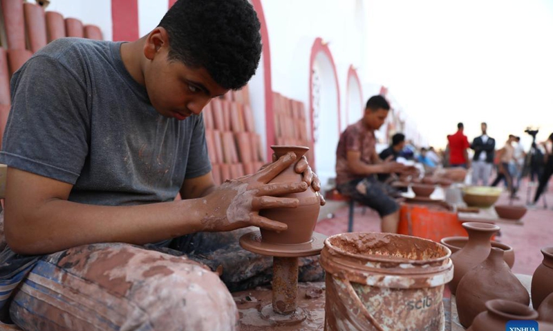 Pottery craftsmen show pottery making techniques during a pottery exhibition held at Fustat Pottery Village in Cairo, Egypt, Nov. 6, 2021. A two-day pottery exhibition opened on Saturday at the Fustat Pottery Village, with the aim of publicizing traditional Egyptian pottery cultures and reviving pottery industry. Photo: Xinhua