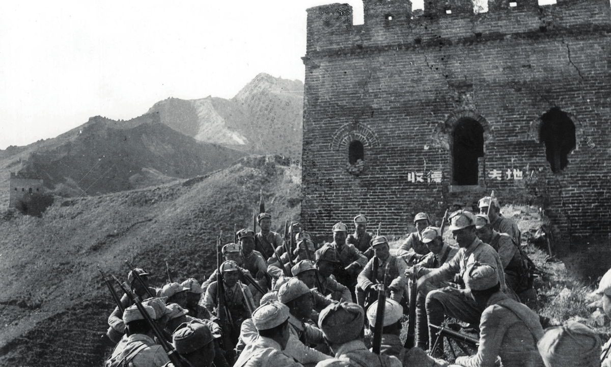After a battle in the spring of 1938, the Eighth Route Army troops hold a meeting on the Great Wall in Baoding. Photo: VCG