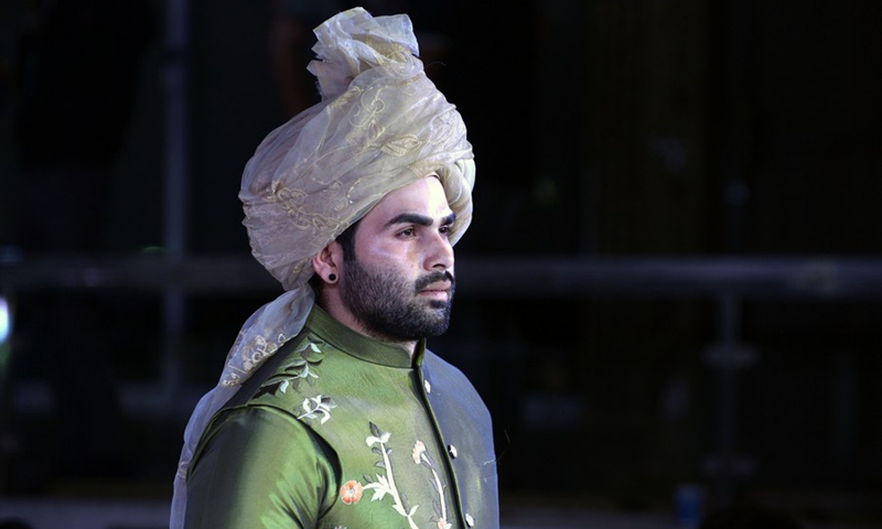 A model presents a creation during a fashion show in Islamabad, capital of Pakistan on Nov. 8, 2021.(Photo: Xinhua)