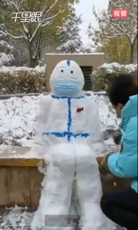 Snowman wearing protective suit as salute to medical staff. Photo: screenshot of a video posted by The Paper on Sina Weibo.
