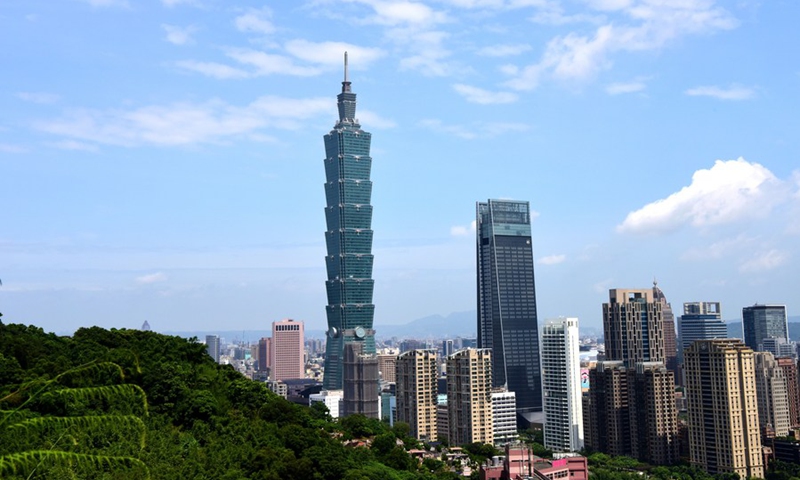 Une photo prise le 21 juillet 2019 depuis la montagne Xiangshan montre le gratte-ciel Taipei 101 à Taipei, dans le sud-est de Taïwan. (Xinhua/Zhu Xiang)