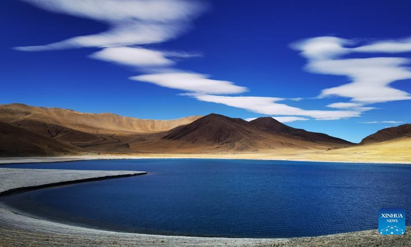 This picture shows the charming view of Yamdrok Lake as winter creeps in. The Yamdrok Lake, which nestles in Nagarze County of Shannan City, southwest China's Tibet Autonomous Region, is one of the three holy lakes in the region. Yamdrok means jade in Tibetan, which vividly depicts the limpidity and the fine blue color of the water.(Photo: Xinhua)