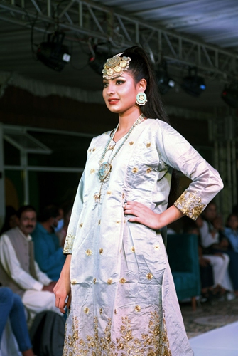 A model presents a creation during a fashion show in Islamabad, capital of Pakistan on Nov. 8, 2021.(Photo: Xinhua)