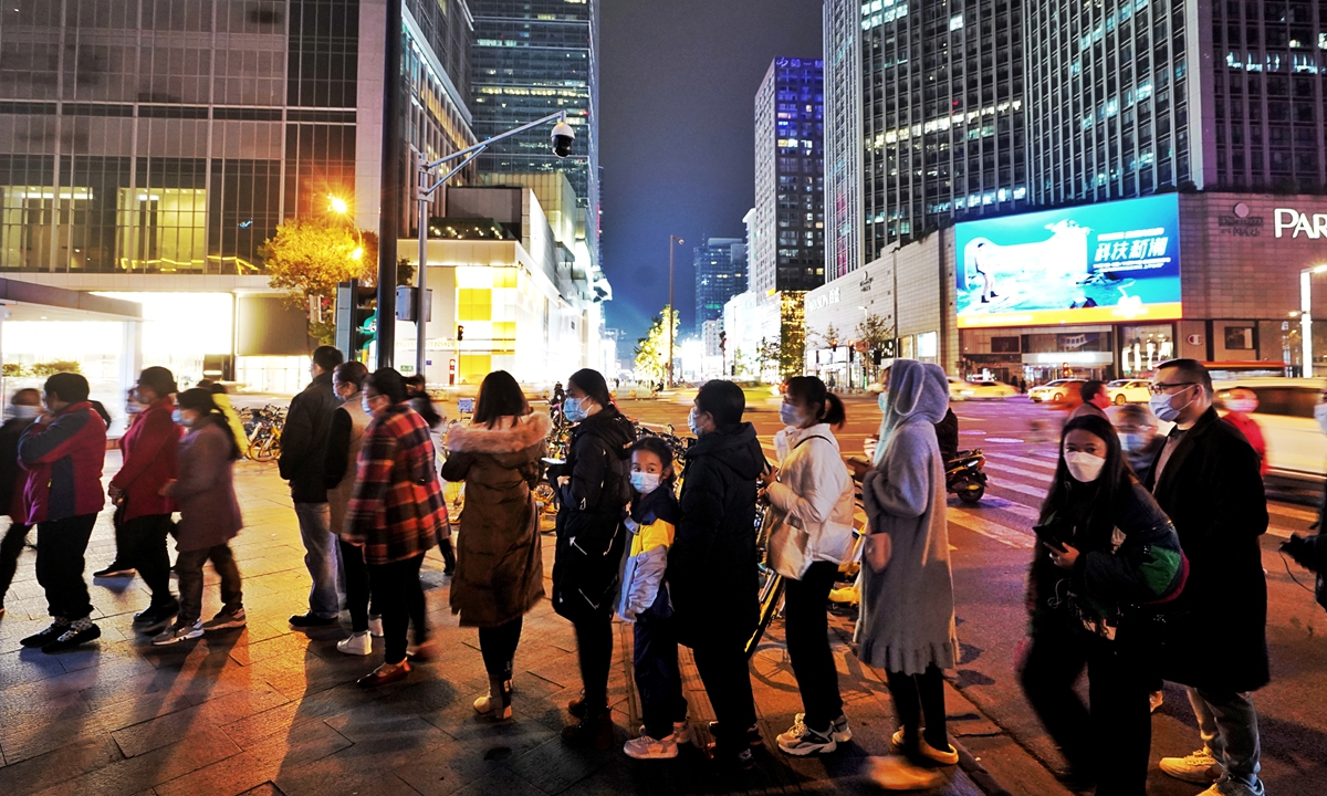 People in Chengdu, Sichuan Province take nucleic acid test on November 8 night. Photo: VCG