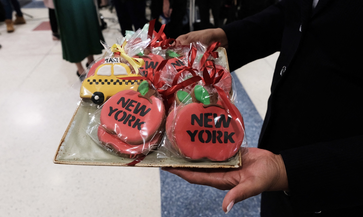 New York-themed cookies are handed out to passengers on Monday in New York City. Photo: AFP