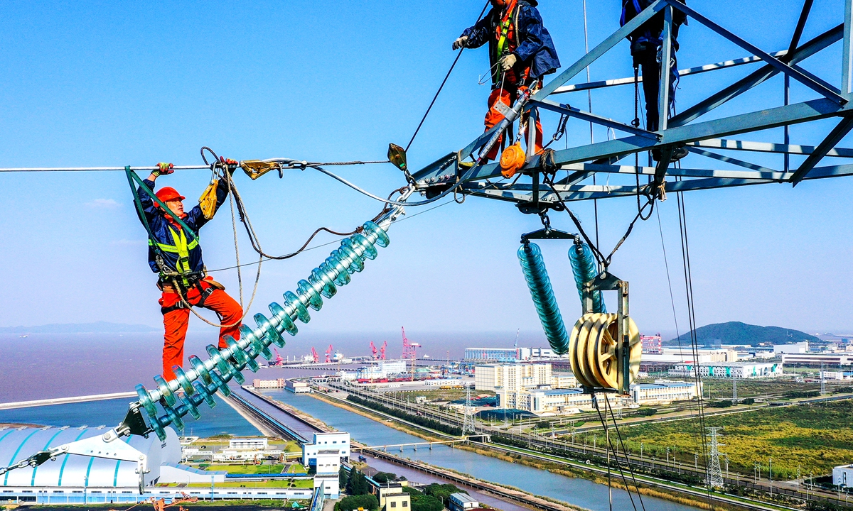 Workers check power transmission lines to ensure the stable operation of local power supplies in Zhoushan, East China's Zhejiang Province on November 10, 2021. The State Grid Corp of China said on November 7 that the supply and demand of power in areas served by the company have returned to normal. Photo: cnsphoto
