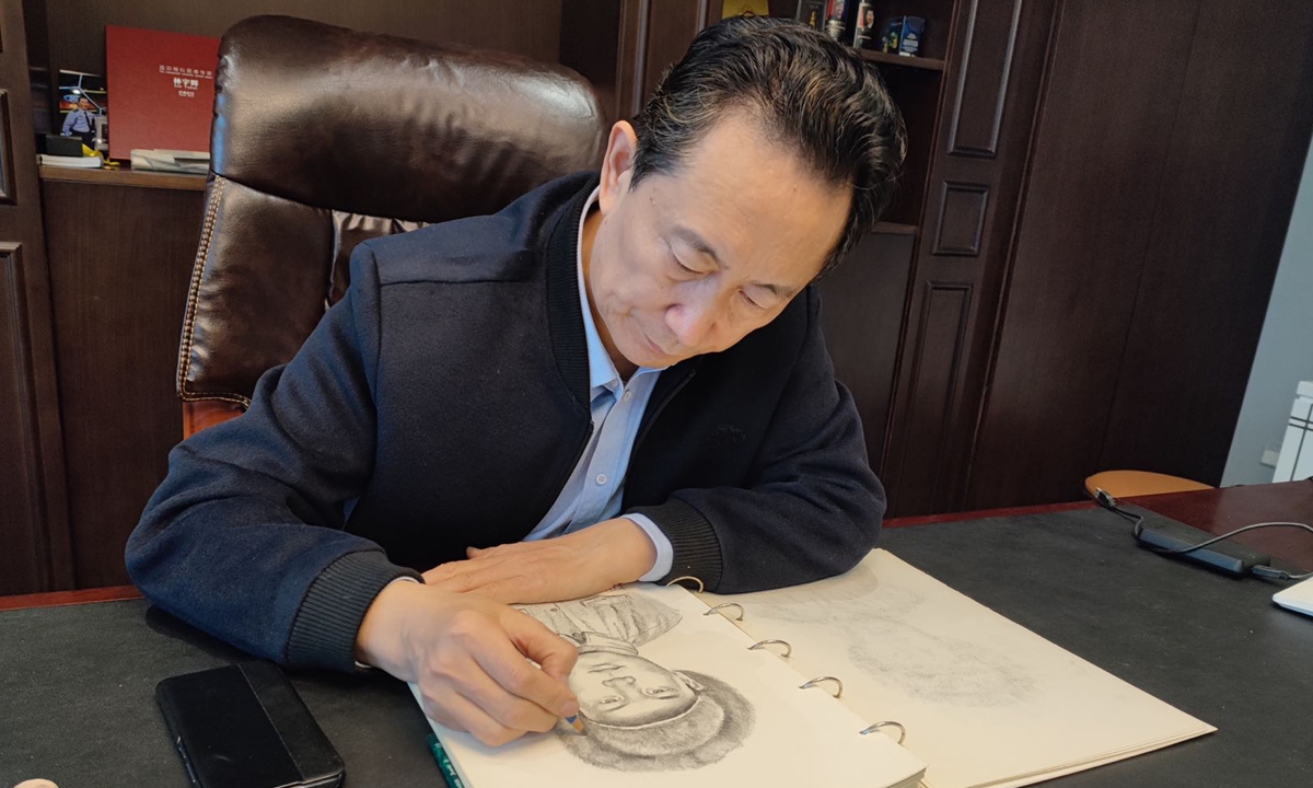 Lin Yuhui works on a sketch in his studio in Jinan, East China's Shandong Province. 
Below: Sketches of martyr Zhang Suopin (left) and a Peking Opera performer
Photos: Courtesy of Lin Yuhui