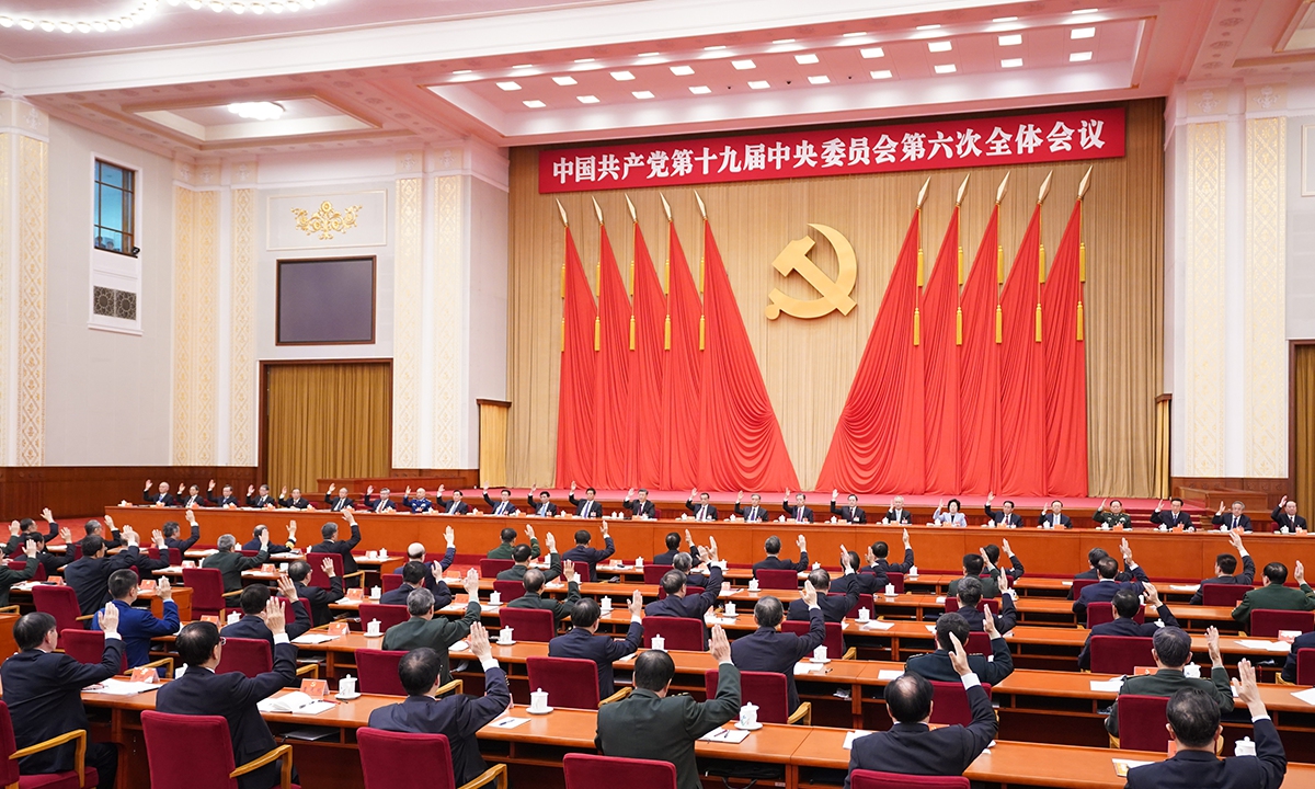 Biuro Polityczne Komitetu Centralnego Komunistycznej Partii Chin (KPCh) przewodniczy szóstej sesji plenarnej XIX Komitetu Centralnego KPCh w Pekinie, stolicy Chin.  Zdjęcie: Xinhua