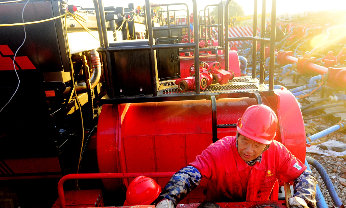 A worker at a shale oil exploration well in Taizhou, East China's Jiangsu Province on November 11. After 10 days of work, staff at the well completed the construction transformation of a certain layer of the reservoir, paving the way to develop a nearby shale oil farm. Photo: cnsphotos