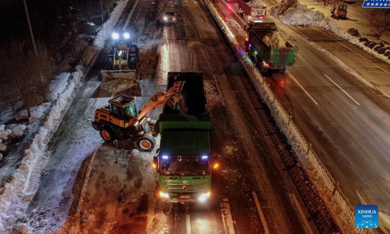 Aerial photo shows vehicles shoveling snow from the road in Tongliao, north China's Inner Mongolia Autonomous Region, Nov. 11, 2021. In response to the record blizzard, Tongliao government has carried out snow removing operations round-the-clock to resume local transportation. Photo:Xinhua