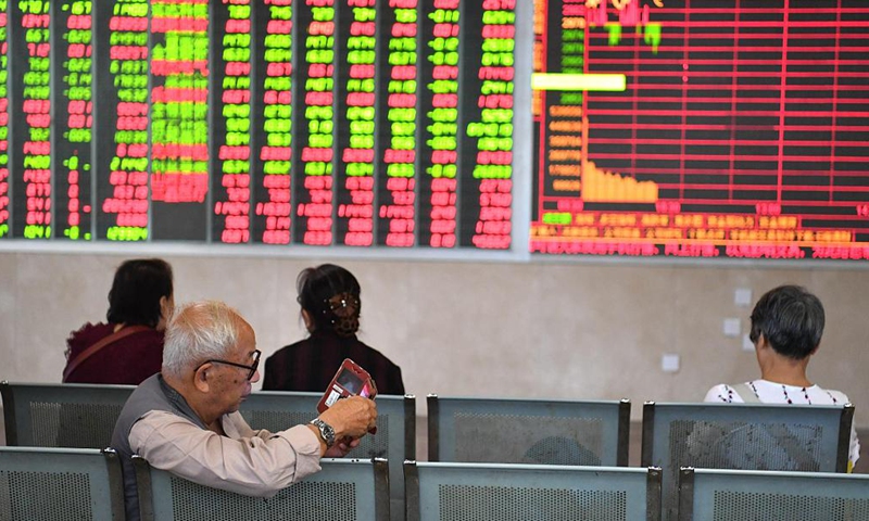 Investors monitor stocks at a trading center in Chengdu, Southwest China's Sichuan Province. Photo: VCG