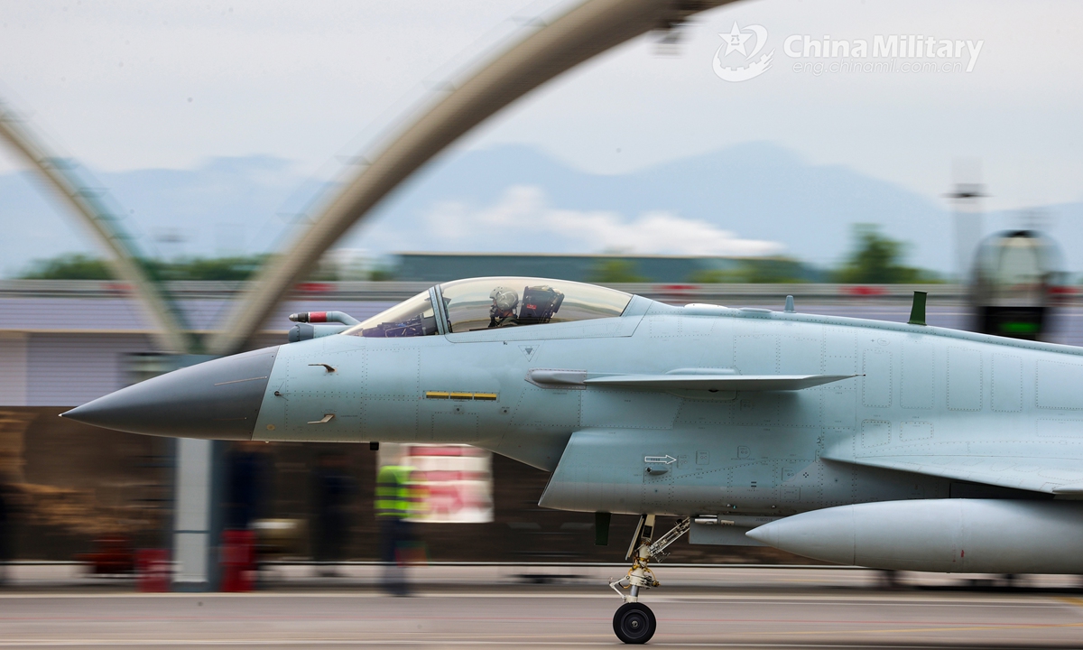 A J-10 fighter jet attached to an aviation brigade of the air force under the PLA Southern Theater Command taxies in speed before takeoff during a flight training exercise on October 11, 2021.Photo:China Military