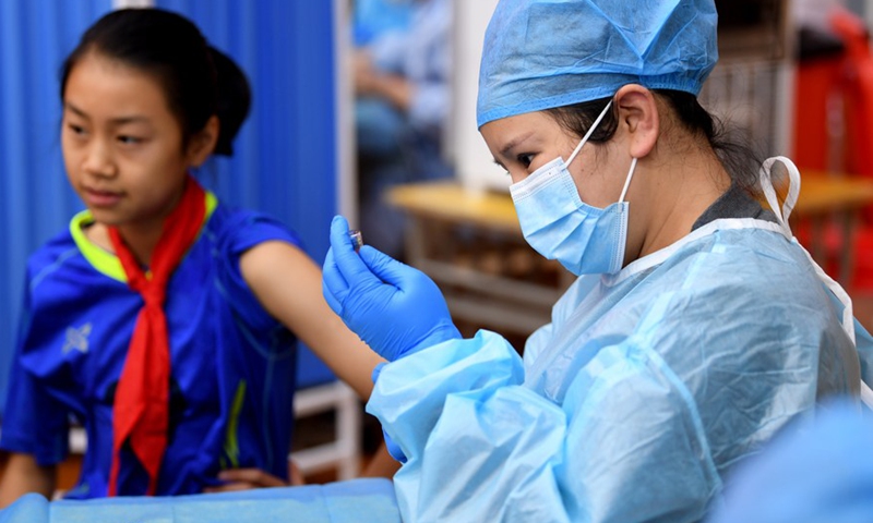A medical worker prepares a dose of COVID-19 vaccine in Hefei, east China's Anhui Province, Nov 12, 2021.Photo:Xinhua