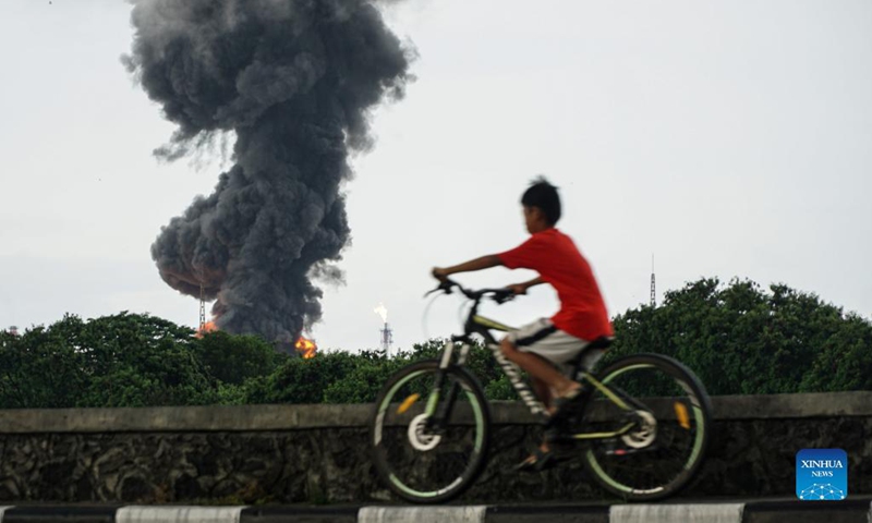 Pada 14 November 2021, asap tebal dan api besar meletus dari kilang minyak di Chilaw, Jawa Tengah, Indonesia.  foto: Xinhua