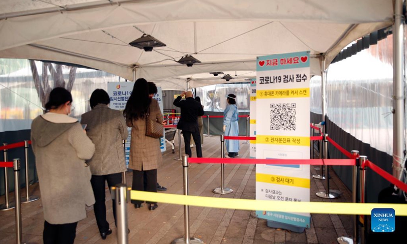 People line up to take swab tests for COVID-19 in Seoul, South Korea, Nov. 15, 2021. South Korea reported 2,006 more cases of COVID-19 as of midnight Sunday compared to 24 hours ago, raising the total number of infections to 397,466. (Xinhua/Wang Yiliang)