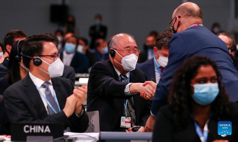 Xie Zhenhua (C), China's special envoy for climate change, shakes hands with a delegate from Chile during the 26th session of the Conference of the Parties (COP26) to the United Nations Framework Convention on Climate Change in Glasgow, the United Kingdom, Nov. 13, 2021.Photo: Xinhua 