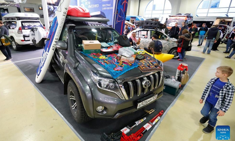 A boy looks at a travel vehicle during a travel vehicles exhibition in Moscow, Russia, Nov. 14, 2021.Photo:Xinhua