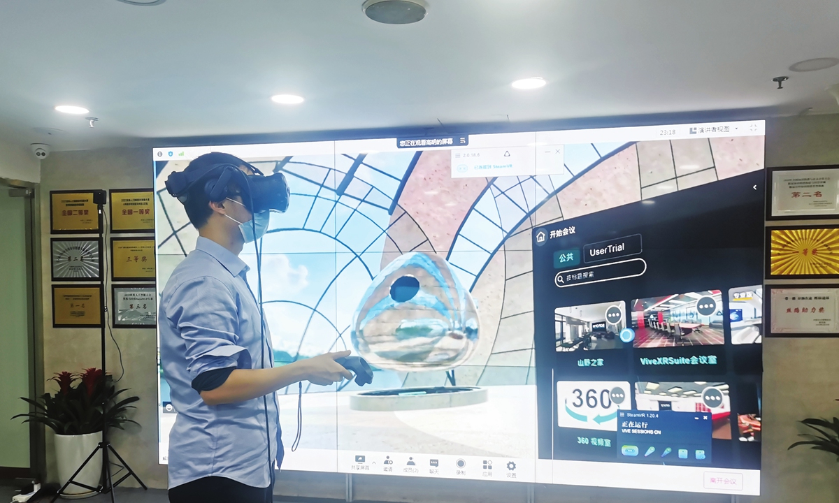 A man has hands-on experience of an online virtual world at Qingbo's newly unveiled metaverse lab in Beijing on November 9, 2021. 
Photo: Courtesy of Qingbo
