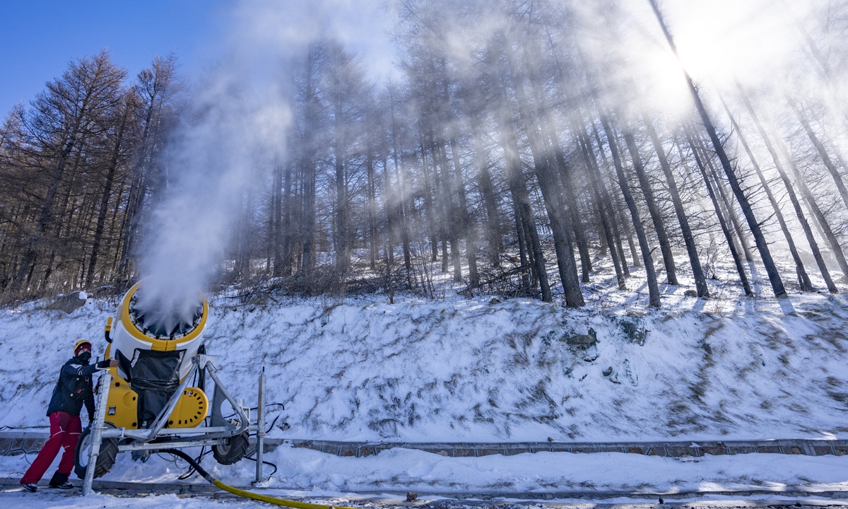 Staff at the National Alpine Ski Center in Yanqing, Beijing, begin to create artificial snow for the upcoming Beijing 2022 Winter Olympics on November 15, 2021. Photo: Courtesy of Beijing major project management office