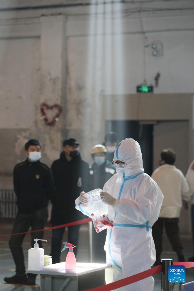A medical worker works at a nucleic acid testing site in Xiangfang District of Harbin, northeast China's Heilongjiang Province, Nov. 15, 2021. Photo: Xinhua
