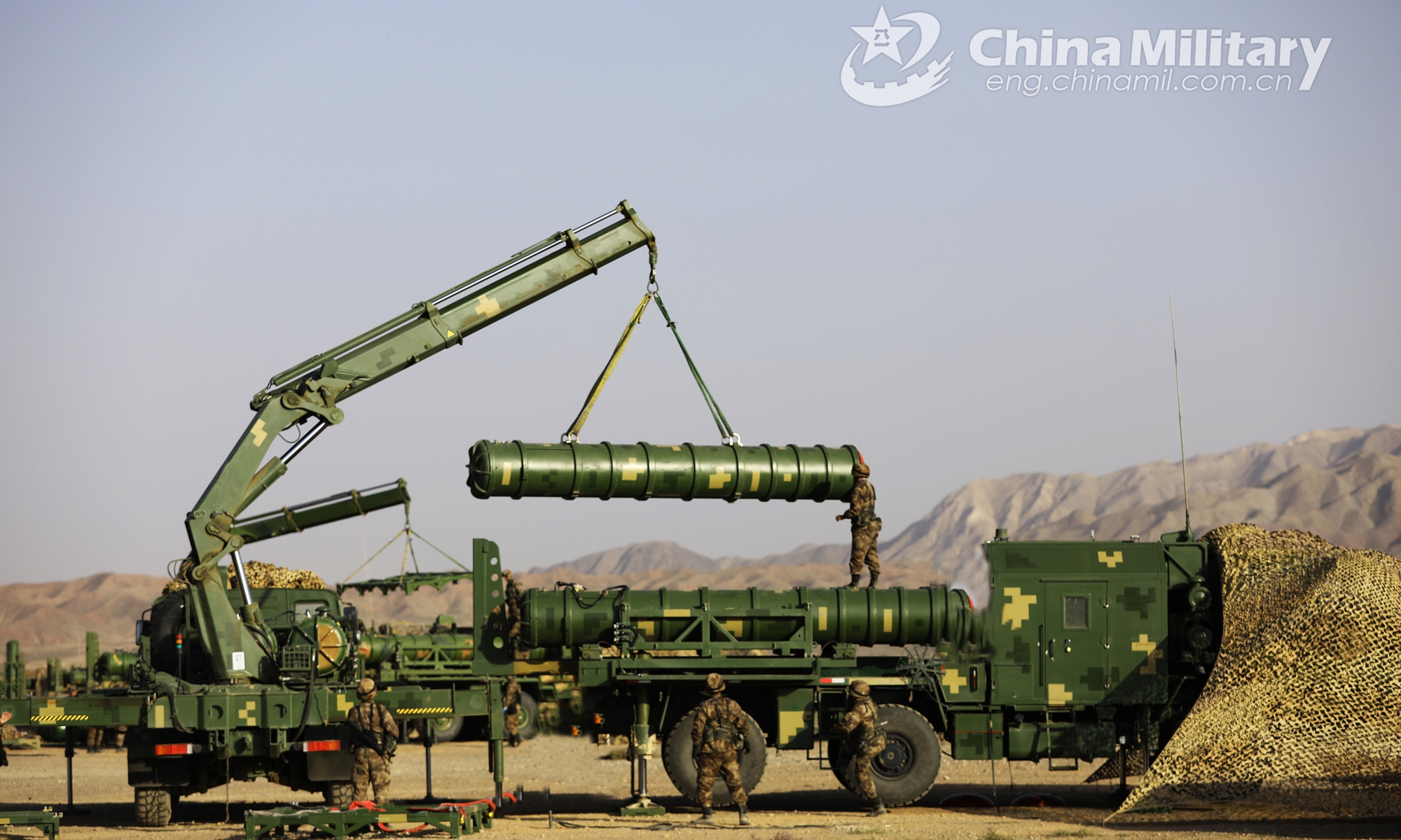 Soldiers assigned to a brigade of the 82nd Group Army under the PLA Central Theater Command operate a crane to hoist and load air-defense missiles onto a missile launching truck during a 72-hour field training exercise.Photo:eng.chinamil.com.cn