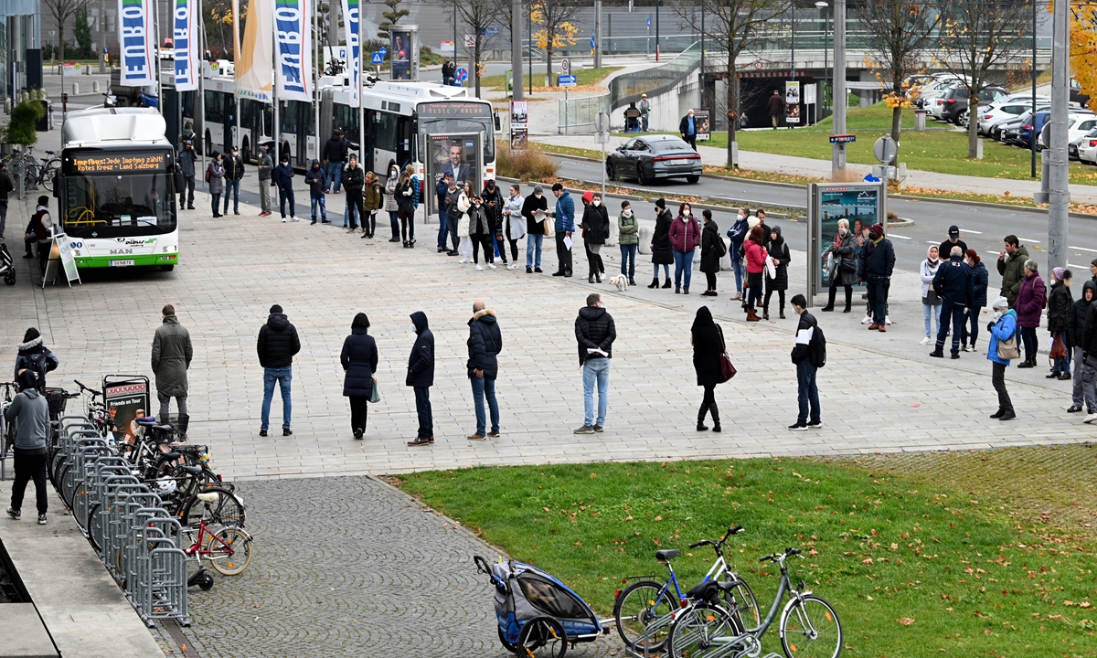People stand in line to get vaccinated against COVID-19 in Salzburg, Austria on November 15, 2021. Austria began a lockdown for unvaccinated people on November 15, a first in the EU as Austria fights a record surge in cases. Photo: AFP