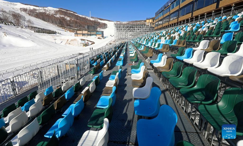 Photo taken on Nov. 16, 2021 shows the seats and tracks of Yunding Ski Resort in Chongli of Zhangjiakou City, north China's Hebei Province. The seats of Yunding Ski Resort in Zhangjiakou competition zone have been installed, and the staff are busy preparing the tracks for the upcoming test events of the Beijing 2022 Olympic Winter Games. Photo: Xinhua