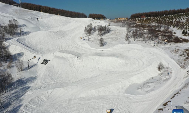 Aerial photo taken on Nov. 16, 2021 shows staff preparing the tracks at Yunding Ski Resort in Chongli of Zhangjiakou City, north China's Hebei Province. The seats of Yunding Ski Resort in Zhangjiakou competition zone have been installed, and the staff are busy preparing the tracks for the upcoming test events of the Beijing 2022 Olympic Winter Games. Photo: Xinhua