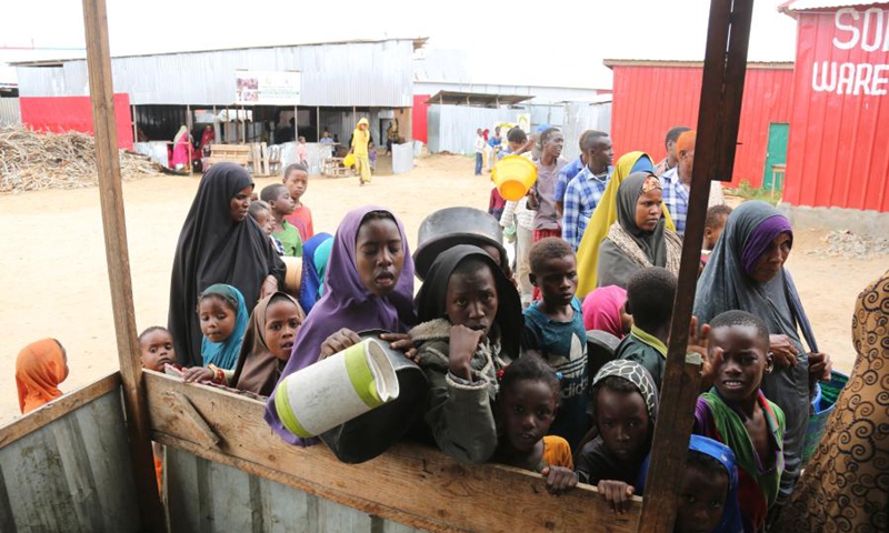 This file photo shows Internally Displaced Persons (IDP) queue to receive food donated by local people in Daynile, Somalia, July 13, 2019.(Photo: Xinhua)