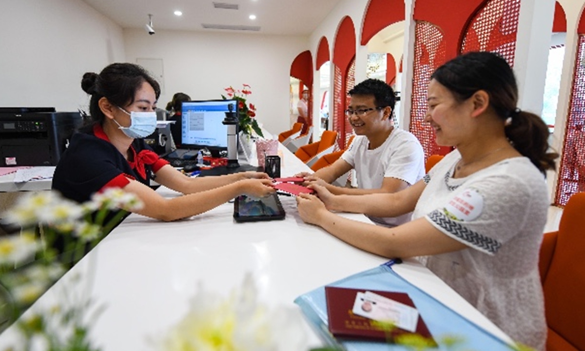 A newly married couple at a marriage registration center in Chengdu, Southwest China's Sichuan Province, on May 20, 2021. Photo: Xinhua
