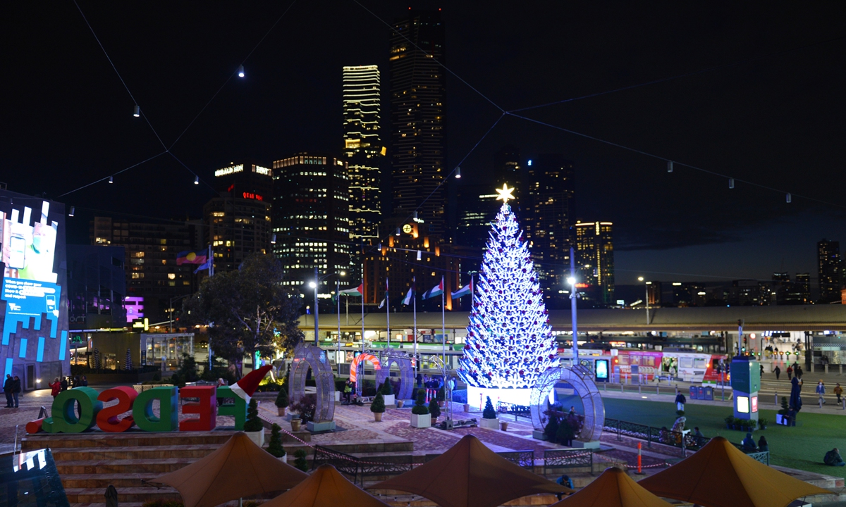 New Year and Christmas theme decorations are seen in Melbourne, Australia on Tuesday. Victoria and the state capital, Melbourne, where coronavirus caused the highest number of deaths and cases in Australia, completed their New Year's preparations to normalize life in the city center where the virus hit. Photo: AFP