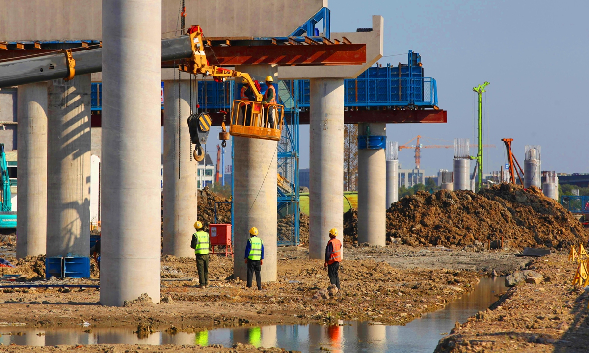 Workers at a highway construction site at Wenling, East China's Zhejiang Province on November 15, 2021. The highway, which is expected to cost 12.85 billion yuan ($2.01 billion), is the largest investment project in the city. China embarked on a construction boom starting in October as fiscal stimulus quickened and the issuance of special bonds accelerated. Photo: cnsphoto
