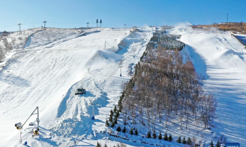 Aerial photo taken on Nov. 16, 2021 shows a view of Yunding Ski Resort in Chongli of Zhangjiakou City, north China's Hebei Province. The seats of Yunding Ski Resort in Zhangjiakou competition zone have been installed, and the staff are busy preparing the tracks for the upcoming test events of the Beijing 2022 Olympic Winter Games. Photo: Xinhua