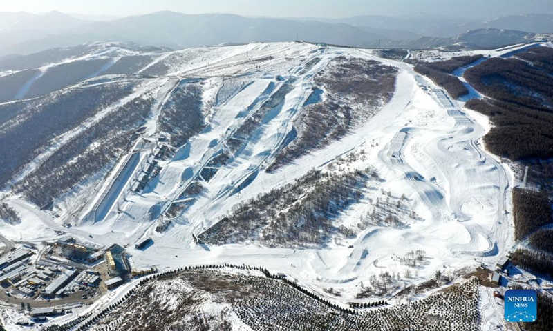 Aerial photo taken on Nov. 16, 2021 shows a view of Yunding Ski Resort in Chongli of Zhangjiakou City, north China's Hebei Province. The seats of Yunding Ski Resort in Zhangjiakou competition zone have been installed, and the staff are busy preparing the tracks for the upcoming test events of the Beijing 2022 Olympic Winter Games. Photo: Xinhua