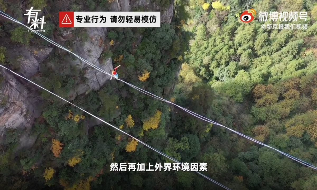 Tightrope walking race at 1,000 meters high takes place in tourist city in Central China's Hunan Province on Monday. Photo: screenshot on Sina Weibo. 