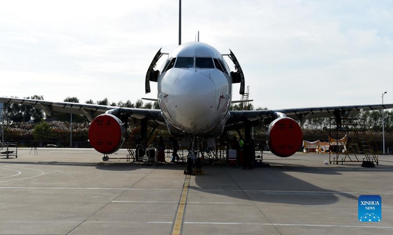 Technicians dismantle an aircraft at Hefei Xinqiao International Airport in Hefei, east China's Ahhui Province, Nov. 15, 2021. Technicians from Anhui Branch of China Eastern Airlines Technic Co., Ltd. have been dismantling a retired Airbus A320 aircraft, which has been in service for 22 years. Aircraft dismantling is a high-tech industrial project of circular economy, which is a measure to promote green and low-carbon development. (Xinhua)