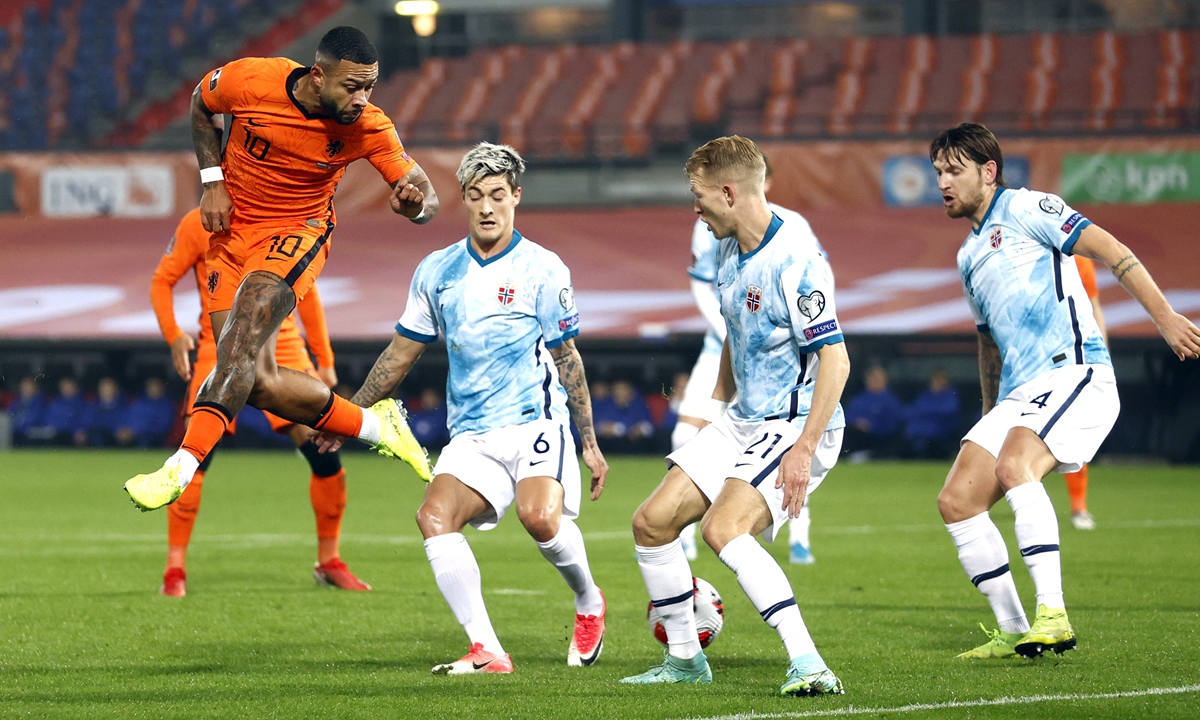 Memphis Depay of the Netherlands jumps for a header in the match against Norway on Tuesday in Rotterdam, the Netherlands. Photo: VCG