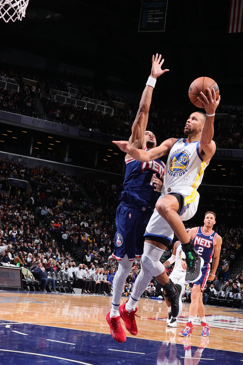 Stephen Curry of the Golden State Warriors drives to the basket against the Brooklyn Nets on Tuesday in New York City. Photo: VCG