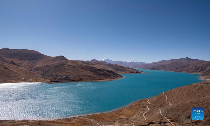Photo taken on Nov. 16, 2021 shows the scenery of Yamzbog Yumco Lake in Shannan, southwest China's Tibet Autonomous Region. (Xinhua/Sun Fei)