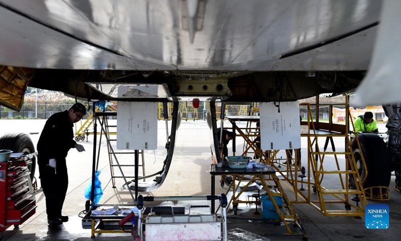 Technicians dismantle an aircraft at Hefei Xinqiao International Airport in Hefei, east China's Ahhui Province, Nov. 15, 2021. Technicians from Anhui Branch of China Eastern Airlines Technic Co., Ltd. have been dismantling a retired Airbus A320 aircraft, which has been in service for 22 years. Aircraft dismantling is a high-tech industrial project of circular economy, which is a measure to promote green and low-carbon development. (Xinhua)