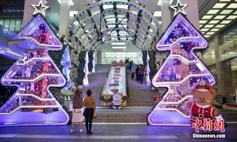 Photo taken on Nov. 17, 2021 shows Christmas decorations in Harbour City, Hong Kong. (Photo: China News Service/Li Zhihua)

With the theme of Christmas Terminal, the Ocean Terminal Forecourt was placed with Christmas decorations, inviting people to enjoy the Christmas atmosphere. This year's Christmas installation returned to the pre-COVID-19 scale.