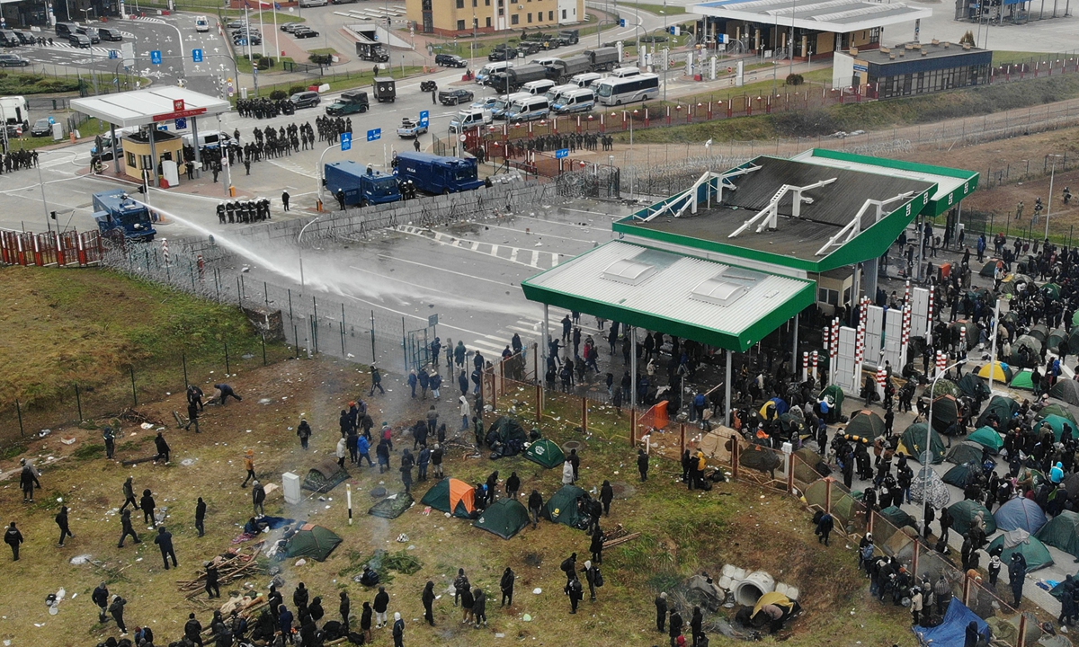 Polish law enforcement officers use water cannons on migrants attempting to break into Poland at the Bruzgi-Kuznica border crossing on the Belarusian-Polish border on November 16, 2021. Photo: AFP