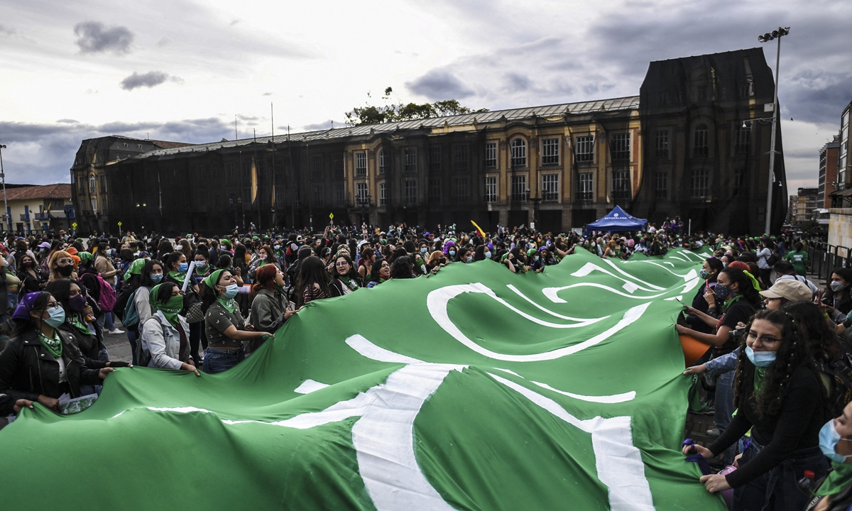 People take part in a demonstration demanding the decriminalization of abortion during the Global Day of Action for Legal and Safe Abortion in Latin America and the Caribbean in Bogota, Colombia on September 28, 2021. Photo: AFP