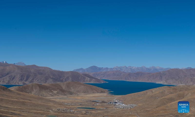 Photo taken on Nov. 16, 2021 shows the Yamzbog Yumco Lake and the nearby villages in Shannan, southwest China's Tibet Autonomous Region. (Xinhua/Sun Ruibo)