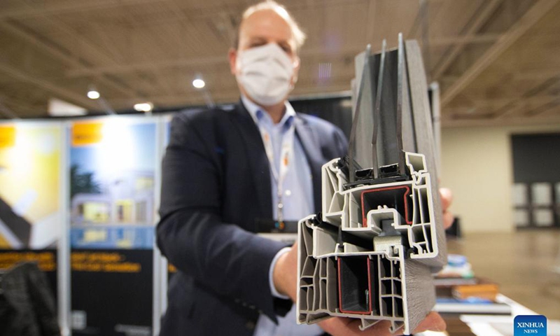 An exhibitor displays a sample of a window profile during the 2021 WinDoor event in Toronto, Canada, on Nov. 17, 2021. Showcasing the window and door industry in Canada, the two-day event kicked off here on Wednesday.(Photo:Xinhua)