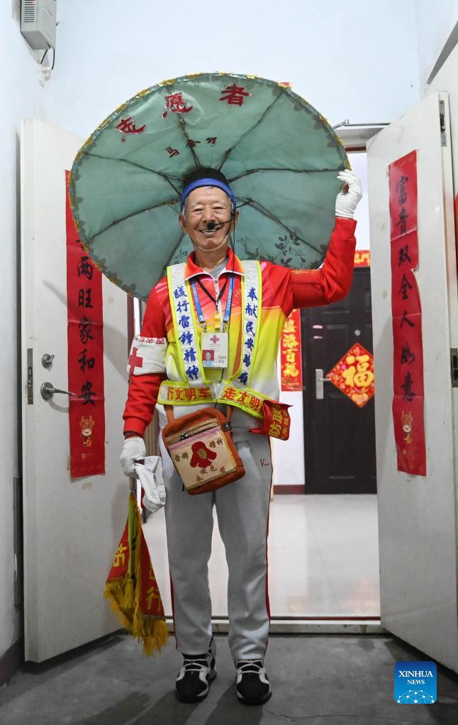 Octogenarian Ma Jinming shows the sun hat made by himself in Taiyuan, capital of north China's Shanxi Province, Nov. 17, 2021. Ma Jinming, 80, has kept up voluntarily directing traffic on the street for eleven years.Photo: Xinhua