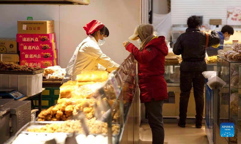 People shop at a store in Harbin, northeast China's Heilongjiang Province, Nov. 18, 2021. Harbin terminated its emergency responses to COVID-19 on Thursday and started advancing the full restoration of the normal economic and social order after the recent resurgence of COVID-19 has been subdued. Photo: Xinhua